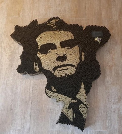 Rodrigo Gonçalves Camacho, retrato de Jair Bolsonaro sobre um estranho mapa do Brasil, feito com cápsulas de balas