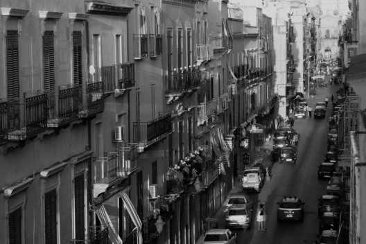 Vista de avenida no centro da cidade de Trapani. Trapani, Itália. Agosto/2010