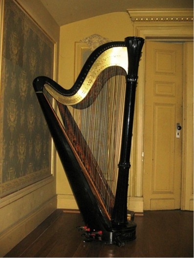 Harpas, painel ilustrado por liras e mascarão de parede. Salão Leopoldo Miguez.