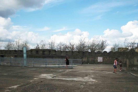 Panorâmica do topo da base com a rampa de acesso vazada no concreto