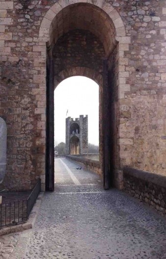 Vista da Entrada da cidade pela ponte, destaque para os dois arcos que compõem a monumentalidade da ponte