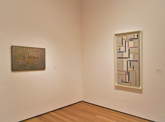 Esquerda: Piet Mondrian. “Tableau n.2 / Composition n.V”, 1914. óleo sobre tela. 54,8 x 85,3cm. Direita: Theo van Doesburg. “Ritmo da dança russa”, 1918. óleo sobre tela. 135,9 x 61,6cm. Museu de Arte Moderna de Nova York