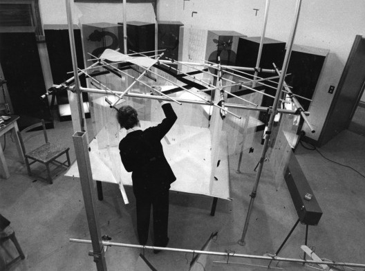 Marinella Pirelli montando o protótipo de Filmambiente, 1968