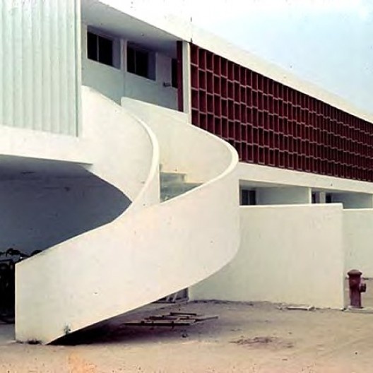 Centro Técnico de Aeronáutica – CTA, bloco de habitação em fase final de construção, c.1950. Arquiteto Oscar Niemeyer