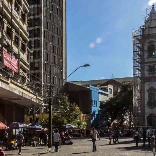 Vista lateral da Praça da Independência com o edifício da Ocupação Marielle Franco do MTST, à esquerda, e parte da Igreja Matriz de Santo Antônio, à direita, no Centro do Recife