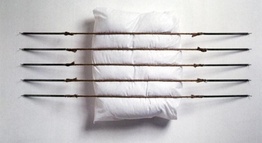 Pentagrama, travesseiro, fios, molas, pregos, 80 x 120 x 8 cm. Jorge Macchi, 1993