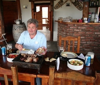 Thomas Bussius com churrasco de carneiro
