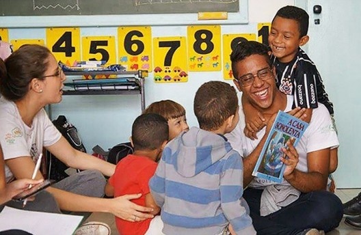 Oficina de escuta com as crianças, leitura do livro