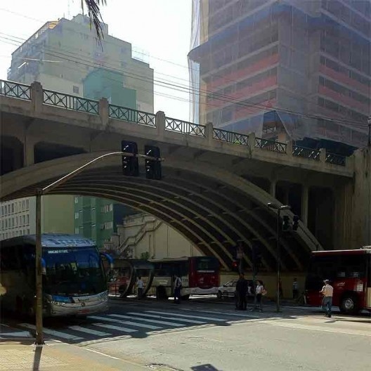 Corredor de ônibus na Avenida Nove de Julho, bairro do Bixiga