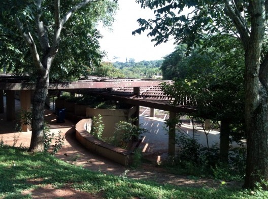 Vista externa do conjunto de apoio ao Parque, onde antes eram lanchonetes, lojas e sanitários