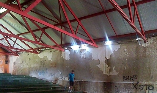 Maquete da Fábrica de Sal, Ribeirão Pires, 2001, foto atual do edifício degradado