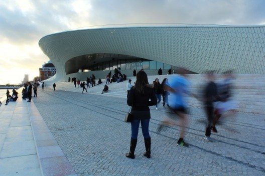 A curva sinuosa que marca a frente do Museu de Arte, Arquitetura e Tecnologia - MAAT, na orla do Tejo