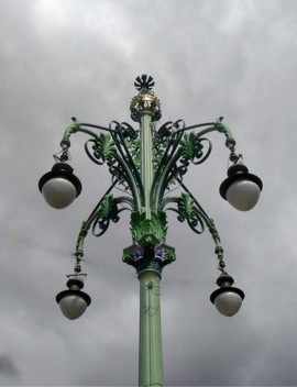 Detalhe de um dos postes da Praça do Relógio