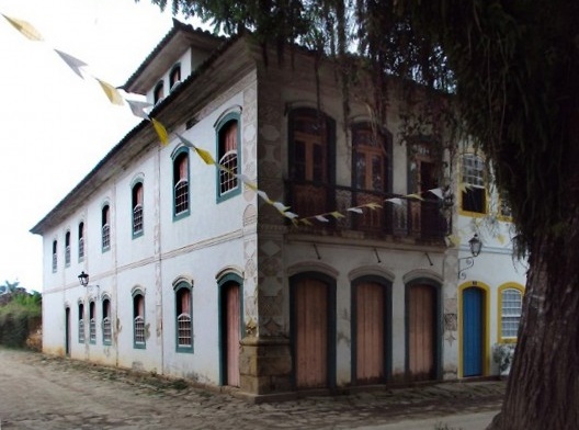 Sobrado situado na Rua Dona Geralda esquina com Rua da Capela, n.11, em 2013