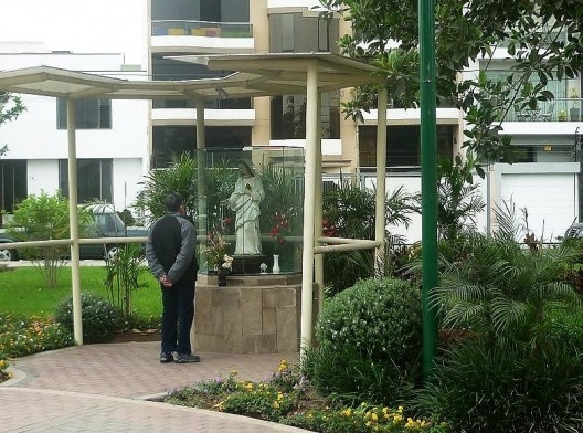 Jardins tranquilos, floridos e bem cuidados estão por toda parte