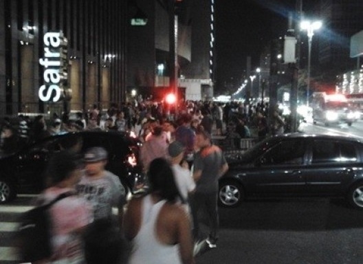 Esquina da Avenida Paulista com a Rua Augusta – São Paulo, madrugada de sábado, 2014