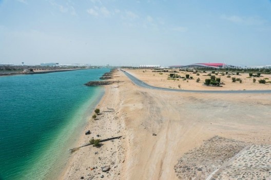 Vista urbana com parque temático da Ferrari ao fundo