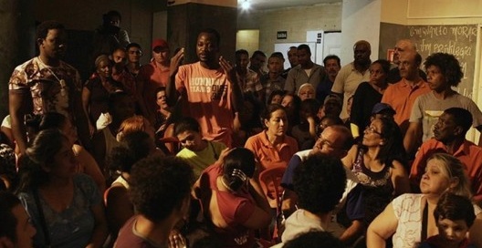 Cena do filme Era o Hotel Cambridge, de Eliane Caffé