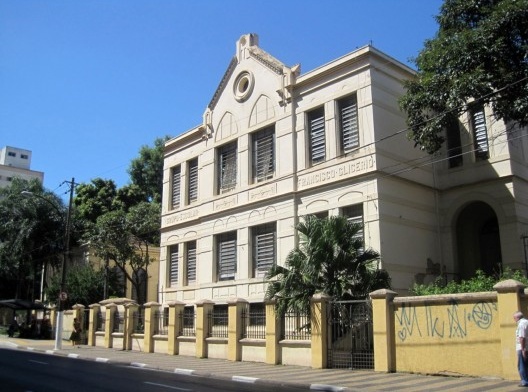 Grupo Escolar Francisco Glicério de Campinas, o primeiro a ser construído pelo setor de Obras Públicas da Secretaria da Agricultura no interior do Estado ainda no século 19, a partir de concepção do arquiteto Ramos de Azevedo