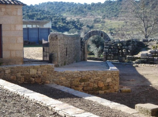 Praça e caminhos em Idanha-a-Velha de onde se avista Arquivo Epigráfico