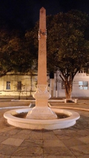 Obelisco Centenário da Independência com homenagem a D. Pedro I, na praça Dois Leões
