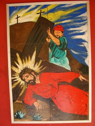 Não parece oriental o cara que ajuda o Cristo? (9ª estação: Jesus cai pela terceira vez.)