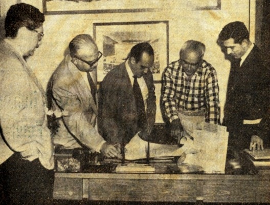 Foto jornal El Nacional. S/A. “Com arquitectos venezolanos Niemeyer proyectará Museo de Arte Moderno”, 6 de Outubro de 1955