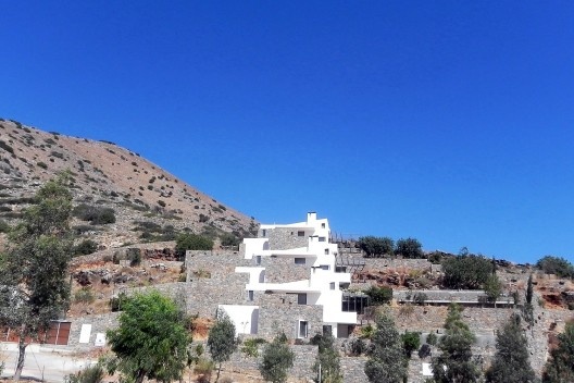 As três germinadas e camaleônicas residências em afloramento rochoso