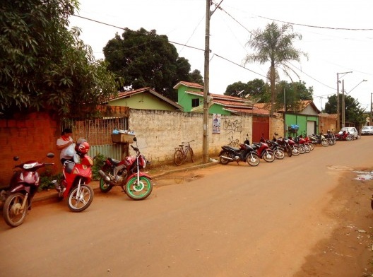 A ausência de infraestrutura física.