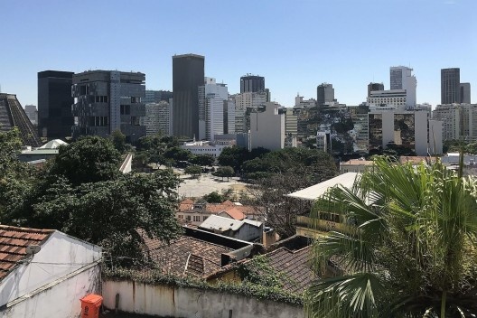 O Centro do Rio a partir do Convento de Santa Teresa. O casario que desce até a Lapa. Atrás os arcos em uma vista quase de topo. A esplanada dos arcos à direita. À esquerda, o telhado da Fundição Progresso e a Catedral