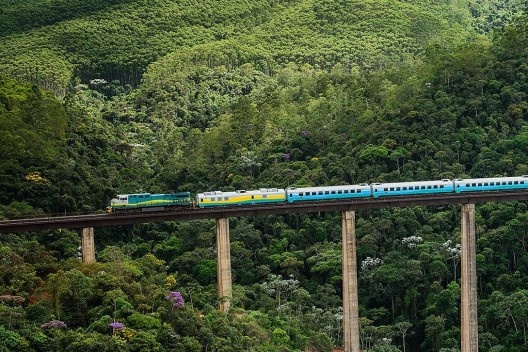 Estrada de Ferro Vitória-Minas, operada pela Vale, que atravessa o território krenak