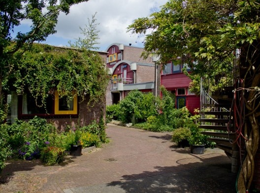 Vista do Memorial de caminhada no Hilversumse Meent. O primeiro projeto Central Living / Cohousing dos Países Baixos
