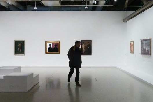 Ao recobrar a consciência, Jean-Paul Poirot, bisneto de famoso detetive belga, busca por longos minutos a moça de preto, mas fracassa. Lembra-se da esposa e se dá conta que não levará mais o presente prometido. É bom pensar em uma boa desculpa...