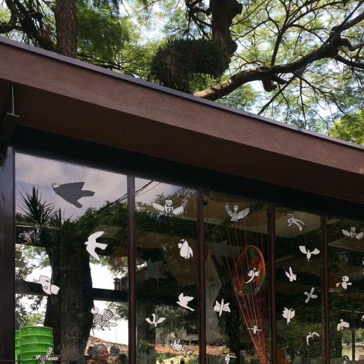 Casa de Vidro, refeitório/espaço multiuso. Interferência dos alunos no vidro