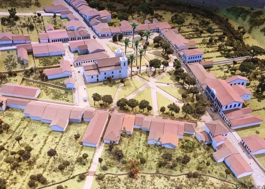 Maquete criada a partir de acervo histórico com dimensões de 520m x 450m e escala 1:200, contendo a área urbana de São João Marcos existente no ano de 1940, antes do alagamento