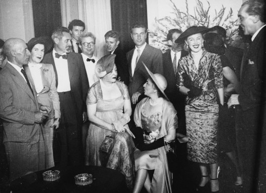 Recepção da 1ª Bienal do Museu de Arte Moderna. Em pé, da dir. para a esq.: Victor Brecheret, Tarsila do Amaral, Carlos Prado, Robert Tatin, Marcelo Grassmann, Bruno Giorgi, Maria Kareska e Paulo Rossi; sentada: Darcy Vargas e Yolanda Penteado