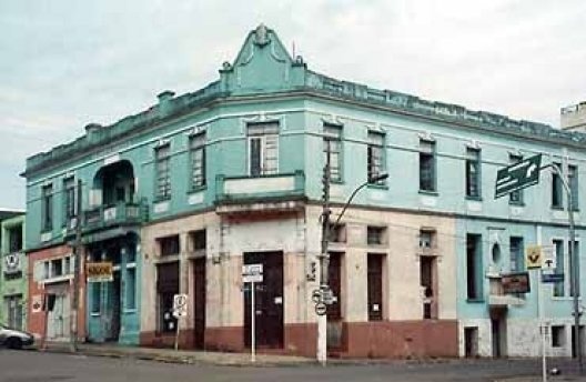 Casarões Coloniais: As marquises, letreiros, elementos decorativos na fachada procuram chamar atenção do usuário, mas produzem um efeito negativo tanto sobre as lojas quanto sobre os edifícios