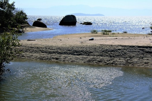 A areia tende a entupir a foz dos rios, mas a força da corrente rompe a barragem e a água doce pode chegar ao mar, processo que se repete indefinidamente