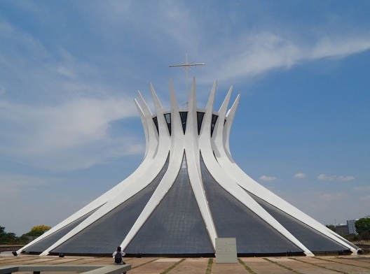 Catedral de Brasília, arcobotantes invertidos, Brasília DF Brasil, 1970. Arquiteto Oscar Niemeyer