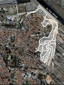 Planta da Favela Nova Jaguaré (em branco) sobre a Imagem aérea de trecho do Bairro do Jaguaré sobre imagem Google Earth (2009)