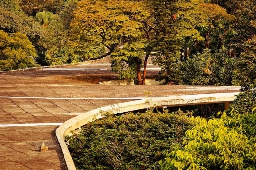 Marquise do Ibirapuera, um projeto de Oscar Niemeyer e equipe Extrato de “Viver na Floresta”