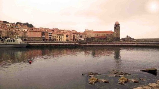 Enseada de Collioure com Igreja de Notre Dame des Angers ao fundo