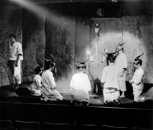 Morte e Vida Severina. Autor: João Cabral de Melo Neto. Direção: Clemente Portella. Produção: Teatro Experimental Cacilda Becker, 1960. Na foto: Walmor Chagas (Severino), Kleber Macedo, Assunta Perez, Dudu Barreto Leite, Solano Ribeiro, Benjamin Cattan, R