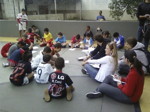 Alunos de arquitetura entrevistam crianças que frequentam as atividades sociais, pesquisa em 2010