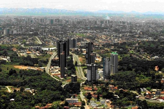 3. Vista área da cidade de Curitiba, no primeiro plano os edifícios construídos no Ecoville e ao fundo o centro de Curitiba (PR) Fonte: IPPUC, 2010