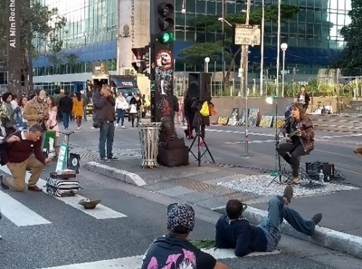 Avenida Paulista aberta aos pedestres num domingo, 2018 – demonstração artística
