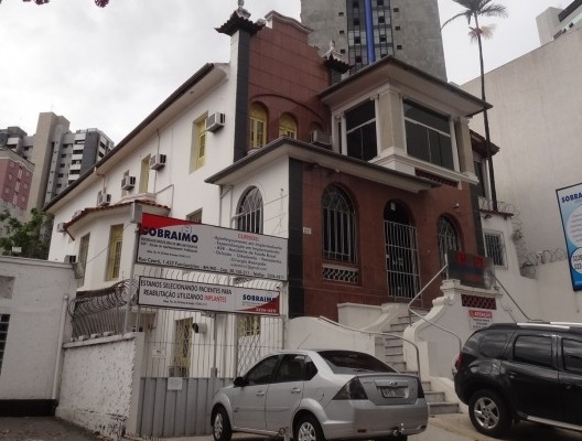 Edificação em estilo Neocolonial descaracterizada