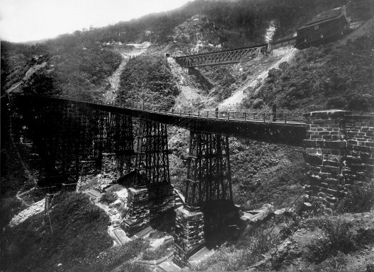Viadutos da Grota Funda: abaixo, viaduto do primeiro sistema funicular (início do quarto plano inclinado); acima, viaduto do segundo sistema funicular (início do quinto plano inclinado), s/d