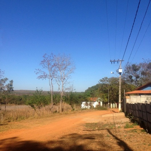 Rua urbana em Morro da Garça, ao fundo capela, 2016