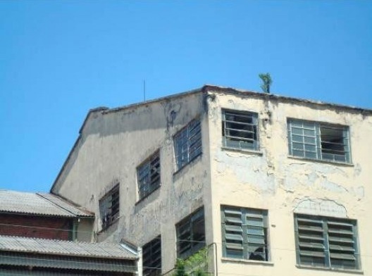 A degradação da antiga fábrica abandonada. Foto de fev. 2011